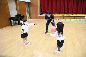 体操教室「ボール投げ」　ひまわり・さくら・たんぽぽ