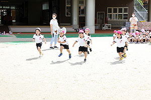 運動会の活動・かけっこ　すみれ・ばら・ひまわり