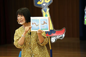 10月生まれの誕生会　松岡先生の絵本の朗読　年少組
