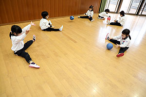 体操教室　「ボール投げ」　さくら・たんぽぽ・ばら