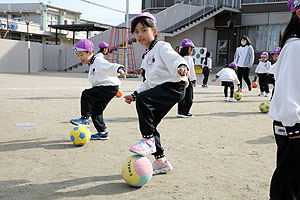 サッカー教室が開かれました　年長C・D・E