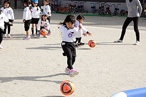 サッカー教室が開かれました　年長C・D・E