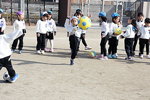 サッカー教室が開かれました　年長C・D・E
