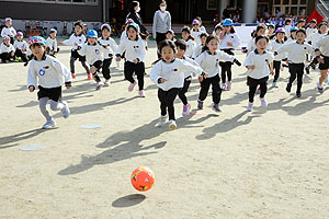 サッカー教室が開かれました　年長C・D・E
