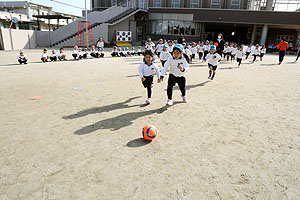サッカー教室が開かれました　年長C・D・E
