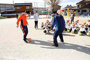 サッカー教室が開かれました　年長C・D・E
