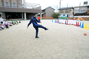 サッカー教室が開かれました　年長A・B