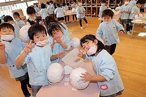 張り子を作っています‼　すみれ・ばら