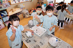 張り子を作っています‼　すみれ・ばら