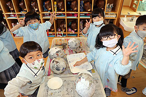 張り子を作っています‼　すみれ・ばら