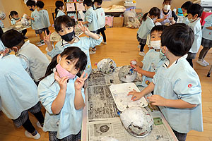 張り子を作っています‼　すみれ・ばら