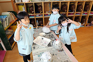 張り子を作っています‼　すみれ・ばら