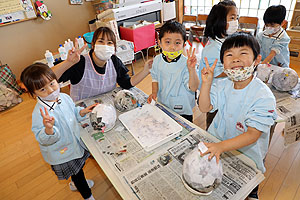 張り子を作っています‼　すみれ・ばら