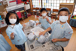 張り子を作っています‼　すみれ・ばら