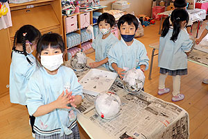 張り子を作っています‼　すみれ・ばら