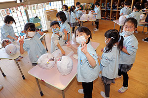 張り子を作っています‼　すみれ・ばら