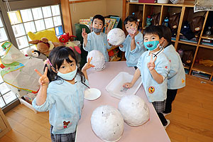 張り子を作っています‼　すみれ・ばら