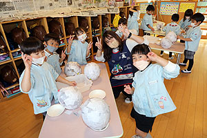 張り子を作っています‼　すみれ・ばら