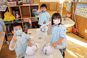 張り子を作っています‼　すみれ・ばら