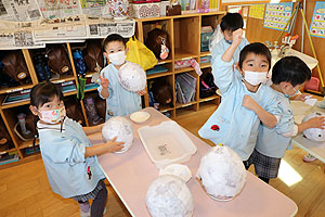 張り子を作っています‼　すみれ・ばら