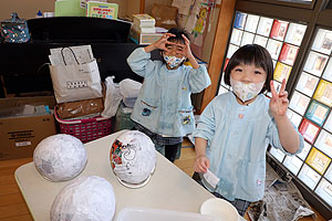 張り子を作っています‼　すみれ・ばら