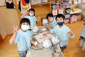 張り子を作っています‼　すみれ・ばら