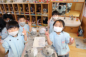 張り子を作っています‼　すみれ・ばら