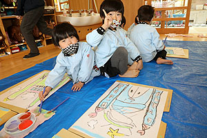 絵画教室　個性いっぱいの作品が完成‼　ひまわり・さくら