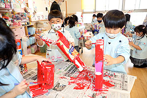 作品展の制作活動の様子　ばら・すみれ
