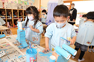 作品展の制作活動の様子　ばら・すみれ
