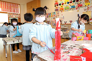 作品展の制作活動の様子　ばら・すみれ