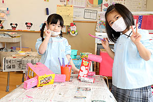 作品展の制作活動の様子　ばら・すみれ
