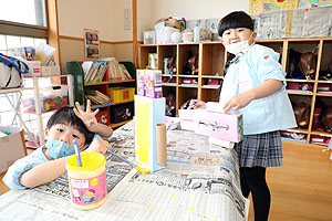 作品展の制作活動の様子　ばら・すみれ