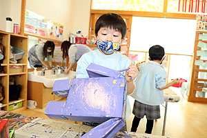 作品展の制作活動の様子　ばら・すみれ