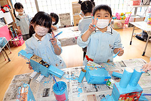 作品展の制作活動の様子　ばら・すみれ