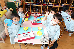 作品展の制作活動の様子　ばら・すみれ