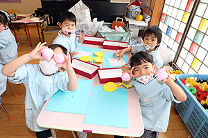 作品展の制作活動の様子　ばら・すみれ