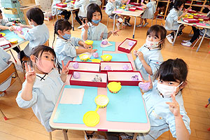 作品展の制作活動の様子　ばら・すみれ