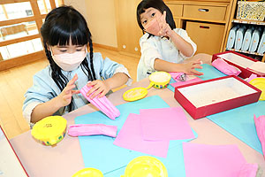 作品展の制作活動の様子　ばら・すみれ