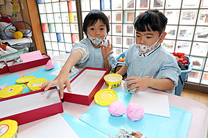作品展の制作活動の様子　ばら・すみれ