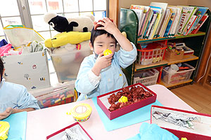 作品展の制作活動の様子　ばら・すみれ