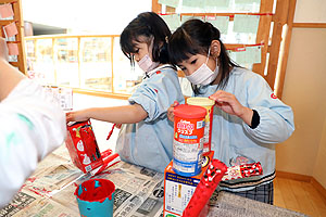 作品展の制作活動の様子　ばら・すみれ