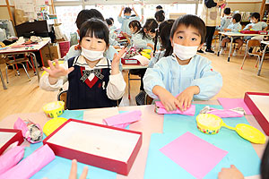 作品展の制作活動の様子　ばら・すみれ