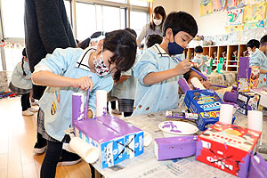 作品展の制作活動の様子　ばら・すみれ