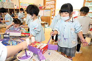 作品展の制作活動の様子　ばら・すみれ