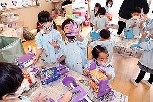 作品展の制作活動の様子　ばら・すみれ