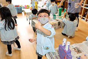 作品展の制作活動の様子　ばら・すみれ