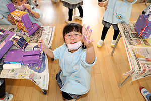 作品展の制作活動の様子　ばら・すみれ