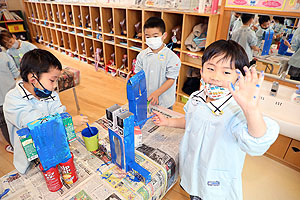 作品展の制作活動の様子　ばら・すみれ