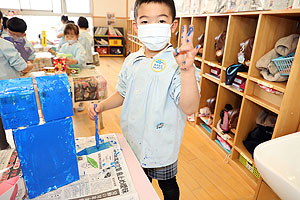 作品展の制作活動の様子　ばら・すみれ